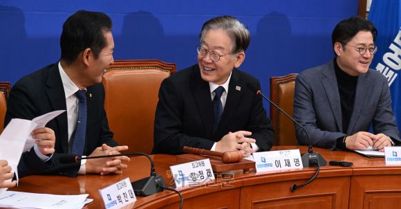 더불어민주당 이재명 대표가 23일 오전 국회에서 최고위원회의를 주재하며 당무에 전격적으로 복귀했다. 윤석열 정부의 국정 쇄신 등을 요구하며 국회에서 단식 농성을 하다 지난달 18일 건강이 악화해 병원에 실려 간 지 35일 만이다. 2023.10.23 안주영 전문기자