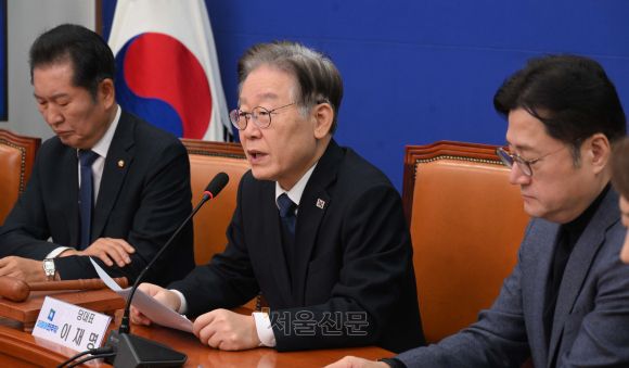 더불어민주당 이재명 대표가 23일 오전 국회에서 최고위원회의를 주재하며 당무에 전격적으로 복귀했다. 윤석열 정부의 국정 쇄신 등을 요구하며 국회에서 단식 농성을 하다 지난달 18일 건강이 악화해 병원에 실려 간 지 35일 만이다. 2023.10.23 안주영 전문기자