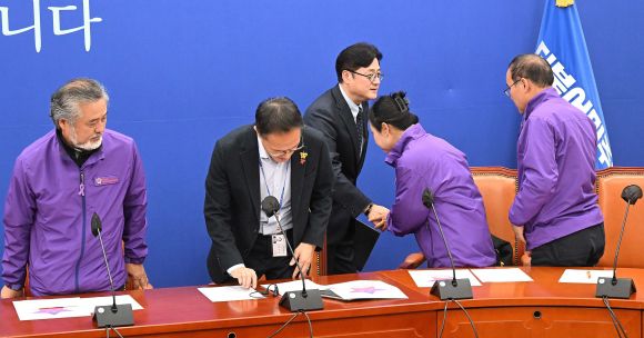 홍익표 더불어민주당 원내대표가 24일 서울 여의도 국회에서 이태원 참사 유가족들을 만나 인사하고 있다. 2023.10.24 오장환 기자