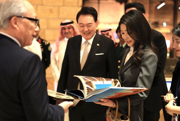 디리야 화보집 살펴보는 윤 대통령 부부 - 사우디아라비아를 국빈 방문한 윤석열 대통령과 부인 김건희 여사가 21일(현지시간) 리야드 인근 디리야 유적지를 방문해 디리야 화보집을 살펴보고 있다. 공동취재