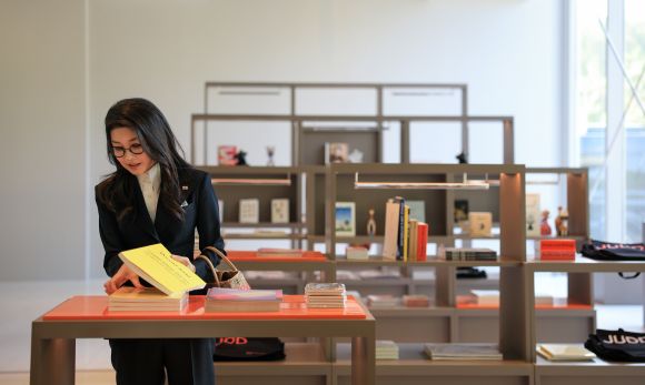 알 리왁 갤러리 기념품샵 찾은 김건희 여사 - 카타르를 국빈 방문 중인 윤석열 대통령 부인 김건희 여사가 25일(현지시간) 카타르 도하 알 리왁(Al Riwaq) 갤러리에서 도널드 저드 댄 팰래빈 전시를 본 뒤 기념품 샵을 둘러보고 있다. 공동취재 2023.10.25