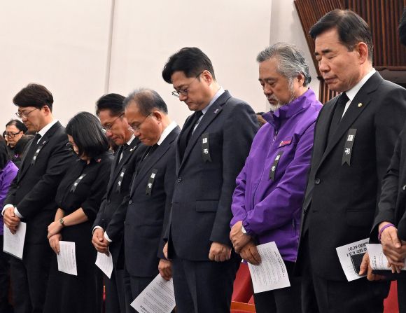 ‘참사 희생자들을 추모하며’ - 김진표 국회의장과 국민의힘 윤재옥 원내대표, 더불어민주당 홍익표 원내대표, 정의당 배진교 원내대표와 이정민 10.29 이태원참사 유가족협의회 운영위원장을 비롯한 참석자들이 30일 오후 국회도서관 대강당에서 열린 10.29 이태원참사 1주기 국회 추모제에서 묵념하고 있다.  연합뉴스