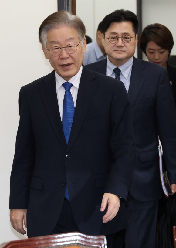 최고위 입장하는 민주당 지도부 - 최고위 입장하는 민주당 지도부     (서울=연합뉴스) 한상균 기자 = 더불어민주당 이재명 대표와 홍익표 원내대표가 30일 국회에서 열린 최고위원회의에 입장하고 있다. 2023.10.30     xyz@yna.co.kr (끝)