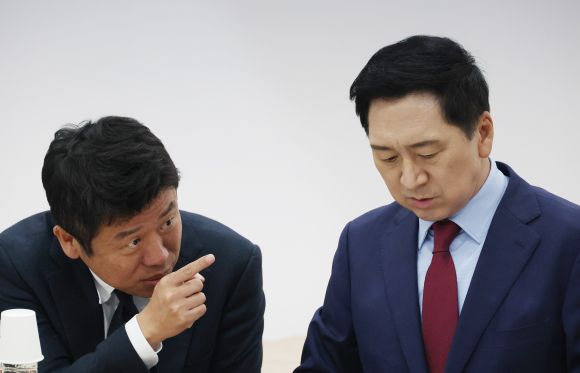 국민의힘 김기현 대표(오른쪽)가 30일 김포골드라인을 관리하는 김포한강차량기지에서 연 수도권 신도시 교통대책 마련 간담회에서 유의동 정책위의장과 대화하고 있다. 2023.10.30 연합뉴스