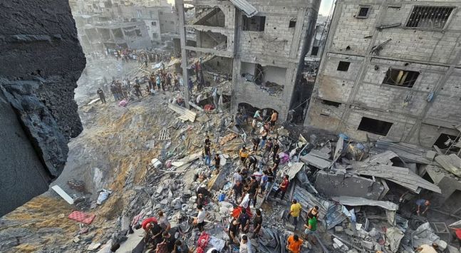 지난달 31일 가자지구 북부에 있는 자발리아 난민촌의 한 주택가로 이스라엘군의 폭발물 수천㎏이 투하됐다. 사진은 사상자와 실종자 등을 찾는 가자지구 사람들의 모습. 로이터 연합뉴스