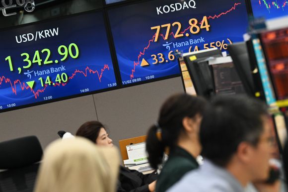 2일 서울 중구 하나은행 딜링룸 전광판에 코스피 지수가 전일 대비 41.56 포인트(1.81%) 상승한 2,343.12를, 원·달러환율은 14.40원 하락한 1,342.90원을 나타내고 있다. 이날 코스피는 미국 연방준비제도(Fed·연준)의 기준금리 동결(5.25~5.50%) 결정에 힘입어 2% 가까이 상승하며 마감했다. 2023.11.2 홍윤기 기자