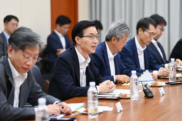 방문규 장관, 수출현장방문단 출범식 참석 - 방문규 산업통상자원부 장관이 26일 충남 아산시 현대자동차 아산공장에서 열린 수출현장방문단 출범식에 참석해 인사말을 하고 있다. 2023.9.26 산업통상자원부 제공