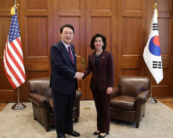 尹과 악수하는 러몬도 미 상무 - 미국을 국빈 방문한 윤석열 대통령이 지난 25일(현지시간) 워싱턴DC 미국 상공회의소에서 지나 러몬도 미국 상무장관을 접견하고 있다.  2023.4.29 [공동취재]