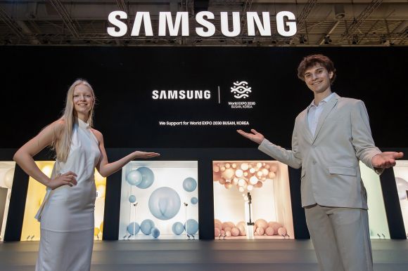 삼성전자, IFA 2023 맞아 ‘2030 부산엑스포’ 유치 홍보 - 삼성전자가 지난 1일부터 5일까지 독일 베를린에서 열리는 유럽 최대 가전전시회 ‘IFA 2023’에서 ‘2030 부산엑스포’ 유치 활동을 홍보했다고 3일 밝혔다. 사진은 모델들이 부산엑스포 엠블럼이 상영되는 삼성전자 IFA 전시장의 대형 스크린 앞에서 포즈를 취하는 모습. 2023.9.3 삼성전자 제공