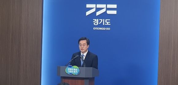 김동연 지사가 6일 오전 경기도청 브리핑룸에서 가진 2024년도 예산안 설명 기자회견에서  ‘김포시 서울 편입’ 에 대한 취재진 질문에 답을 하고 있다. 신동원 기자
