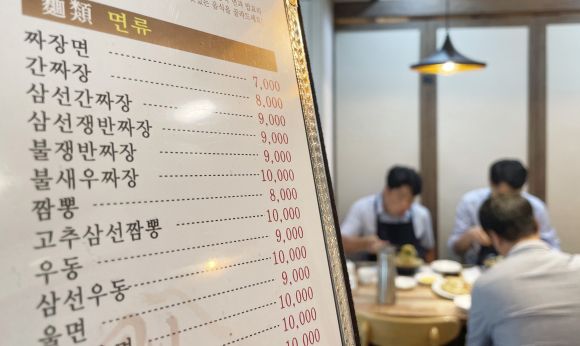 자장면 가격도 상승 - 19일 한국소비자원 가격정보종합포털 ‘참가격’에 따르면 소비자들이 많이 찾는 8개 외식 품목의 지난달 서울지역 평균 가격이 5년 전인 2018년에 비해 평균 28.4% 뛰었다. 자장면 가격은 2018년 5월 4천923원에서 6천915원으로 40.5% 올랐다.      이날 서울시내 한 식당에 자장면 가격이 표시돼 있다. 2023.6.19 연합뉴스