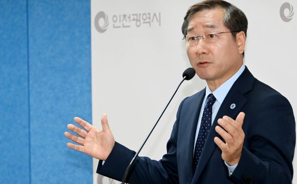 6일 오전 갑자기 열린 기자간담회에서 “정치 표퓰리즘의 그림자가 총선을 앞두고 또다시 드리우고 있다”며 여당이 추진중인 ‘김포시 서울 편입’을 강도 높게 비판 중인 유정복 인천시장. 인천시 제공.