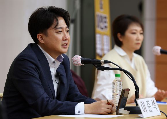 이준석, 인요한과 일대일 만남 거부 - 이준석 전 국민의힘 대표가 4일 오후 부산 경성대학교에서 열린 이언주 전 의원과 함께 진행한 토크콘서트에서 발언하고 있다. 이날 인요한 당 혁신위원장은 1시간 30분가량 진행된 토크콘서트를 지켜보고 자리를 떠났다. 이 전 대표와 별도의 대화는 없었다. 2023.11.4  연합뉴스