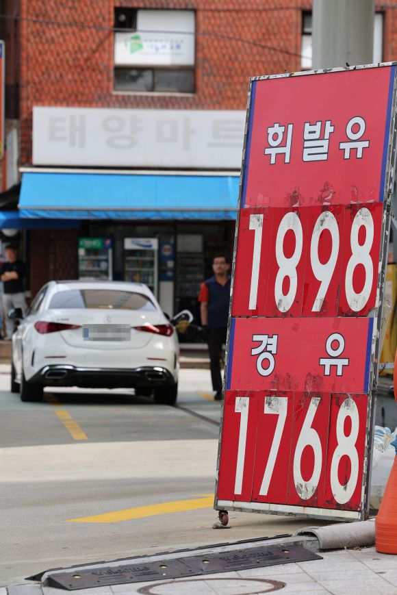 이번주 휘발유 16.7원·경유 21.5원↑ - 국제유가가 계속 상승하는 가운데 국내 주유소 휘발유·경유 판매 가격이 11주 연속 오름세를 이어갔다.     23일 한국석유공사 유가정보시스템에 따르면 9월 셋째 주(17∼21일) 전국 주유소 휘발유 평균 판매 가격은 전주보다 L당 16.7원 오른 1천776.3원이었다.     국내 최고가 지역인 서울의 이번 주 휘발유 평균 가격은 전주보다 15.7원 오른 1천857.6원, 최저가 지역인 대구는 14.1원 오른 1천745.6원이었다.     사진은 24일 서울 시내 한 주유소에 게시된 유가 정보. 2023.9.24 연합뉴스