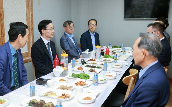 원전 기자재 업체 간담회 주재하는 방문규 장관 - 방문규 산업통상자원부 장관이 20일 경남 창원시 시내의 한 식당에서 원전 주기기 및 보조기기 납품 및 원전 기자재 수출 업체 대표 등 관계자가 참석한 가운데 열린 ‘원전 기자재 업체 간담회’를 주재하고 있다. 2023.9.20 산업통상자원부 제공