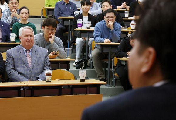 이준석 토크콘서트 참석한 인요한 - 인요한 국민의힘 혁신위원장이 4일 오후 부산 경성대학교에서 열린 이준석 전 대표, 이언주 전 의원이 진행하는 토크콘서트에 참석해 있다. 이날 인요한 혁신위원장은 1시간 30분가량 진행된 토크콘서트를 지켜보고 자리를 떠났다. 이 전 대표와 별도의 대화는 없었다. 2023.11.4  연합뉴스