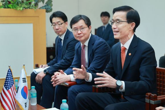 방문규 장관, 미국 상무부 부장관 면담 - 방문규 산업통상자원부 장관이 22일 정부서울청사에서 돈 그레이브스 미국 상무부 부장관과 면담하고 있다. 2023.9.22 산업통상자원부 제공