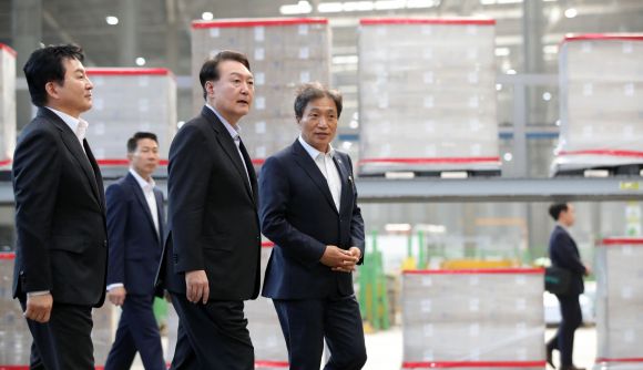 윤석열 대통령, 인천공항 화물터미널 수출현장 방문 - 윤석열 대통령이 추석 연휴 첫날인 28일 오후 영종도 인천국제공항 대한항공 화물터미널을 방문해 항공 화물 수출 현장을 둘러보며 이학재 인천국제공항공사 사장(오른쪽)과 대화하고 있다. 2023.9.28 대통령실통신사진기자단