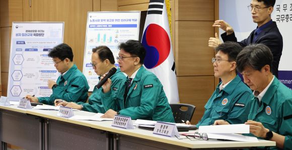 국무조정실, 고용규제 개선 통해 외국인력 도입 확대 - 이정원 국무조정실 2차장을 비롯한 담당 부처 배석자들이 지난 23일 세종시 정부세종청사에서 킬러규제 혁파 규제혁신전략회의와 관련한 세부 내용을 브리핑하고 있다.     왼쪽부터 김정도 법무부 출입국정책단장, 최현석 고용노동부 기획조정실장, 이정원 국무 2차장, 박종원 산업통상자원부 지역경제정책관, 이창흠 환경부 정책기획관. 2023.8.24 연합뉴스