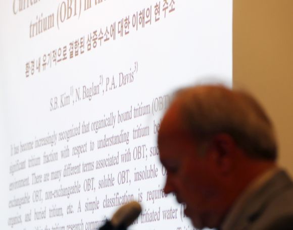 ‘삼중수소의 생물학적 영향 연구’ 기자회견 - 티머시 무쏘 미국 사우스캐롤라이나 대학교 생물학 교수가 27일 오전 서울 영등포구 전경련회관 콘퍼런스센터에서 열린 ‘삼중수소의 생물학적 영향 연구’ 기자회견에서 논문 분석 결과를 발표하고 있다. 2023.4.27 연합뉴스