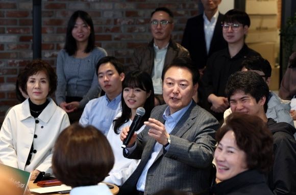 지난 1일 서울 마포구 한 카페에서 윤석열 대통령이 소상공인과 회사원 등을 초대한 가운데 제21차 비상경제민생회의를 주재하고 있다. “대출금리 부담이 너무 과도해 은행의 종노릇 하는 것 같다”는 한 수산업자의 호소에 윤 대통령은 “은행의 독과점 구조를 반드시 깨나가겠다”고 밝혔다. 2023.11.1 연합뉴스