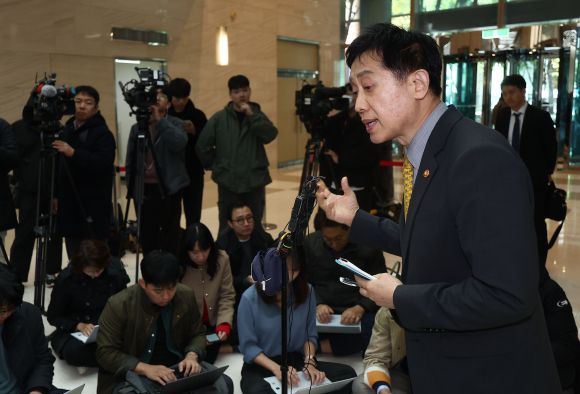금융위원장에 쏟아지는 질문 - 김주현 금융위원장이 7일 오후 서울 강남구 서울금융복지상담센터 청년동행센터 건물에서 현장 점검 일정을 마친 뒤 취재진 질문에 답하고 있다. 2023.11.7 연합뉴스