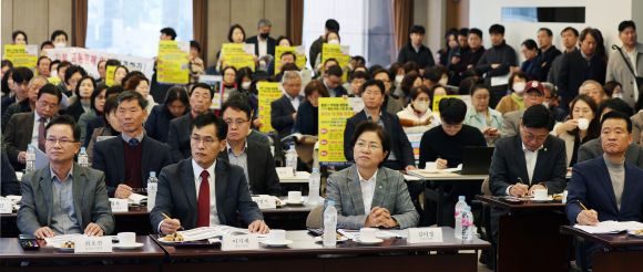 서울시 예비타당성 조사 제도 개선 토론회 참석한 구청장들 - 7일 서울 중구 프레스센터에서 열린 ‘서울 철도망, 왜 예타 통과가 어려운가’ 예비타당성 조사 제도 개선을 위한 대토론회에서 최호권(앞줄 왼쪽 첫번째) 영등포구청장과 이기재(두번째) 양천구청장, 김미경(세번째) 은평구청장, 이승로(네번째) 성북구청장이 토론을 듣고 있다. 뉴시스