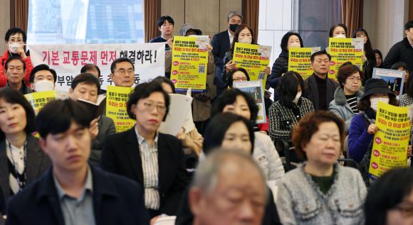 교통문제 해결 요구하는 참석자들 - 7일 서울 중구 프레스센터에서 열린 ‘서울 철도망, 왜 예타 통과가 어려운가’ 예비타당성 조사 제도 개선을 위한 대토론회에서 참석자들이 요구사항이 적힌 손팻말을 들고 있다. 뉴시스