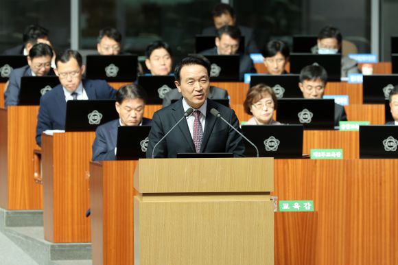 답변하는 임태희 경기도교육감 - 임태희 경기도교육감이 8일 제372회 정례회 도정 및 교육행정에 관한 질문에서 ‘김포 서울 편입’에 대한 견해를 밝히고 있다. 경기도의회 제공