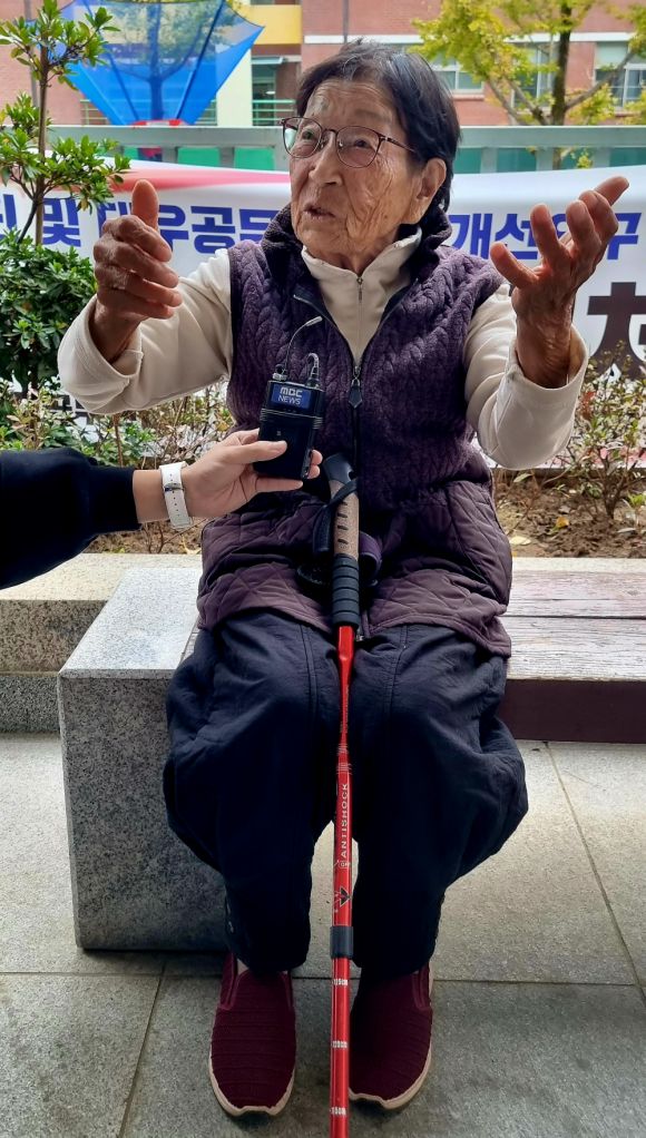 일제 강제노역 피해자 정신영 할머니가 9일 오후 광주지법에서 미쓰비시중공업을 상대로 낸 손해배상소송 변론기일을 앞두고 취재진과 인터뷰를 하고 있다. 정 할머니는 나주초등학교를 졸업한 직후인 1944년 5월 양금덕 할머니 등과 함께 일본 아이치현 미쓰비시중공업 나고야항공기제작소로 동원돼 약 17개월간 강제노역당했다. 지난 2022년 일본 연금기구는 장 할머니에게 후생연금 탈퇴수당 931원을 보내 파문이 일기도 했다. 2023.11.09. 뉴시스