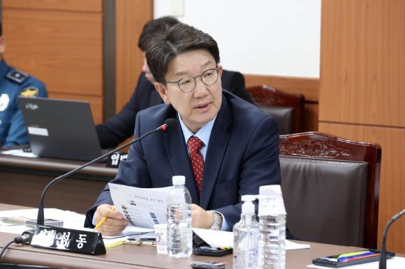 질의하는 권성동 의원 - 국민의힘 권성동 의원이 지난달 24일 오후 강원 춘천시 강원경찰청에서 열린 국회 행정안전위원회의 국정감사에서 질의하고 있다.  춘천 연합뉴스