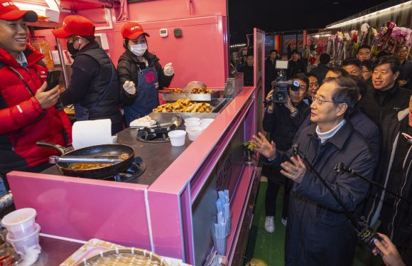 탈바꿈 한 경동시장 야시장 찾은 한덕수 국무총리 - 한덕수 국무총리가 12일 오전 서울 동대문구 경동시장 신관 옥상에 새롭게 문을 연 ‘경동시장1960’ 야시장을 찾아 푸드트럭에서 영업 중인 청년 창업자들과 대화하고 있다.   이 시장은 지난 1월 경동시장을 찾았던 한 총리에게 시장의 청년몰 대표들이 야시장 개장에 걸림돌이 되는 규제 개혁을 건의해 진행된 프로젝트로 10여개월 만에 문을 열고 이날 본격적으로 영업을 시작했다. 2023.11.12 연합뉴스