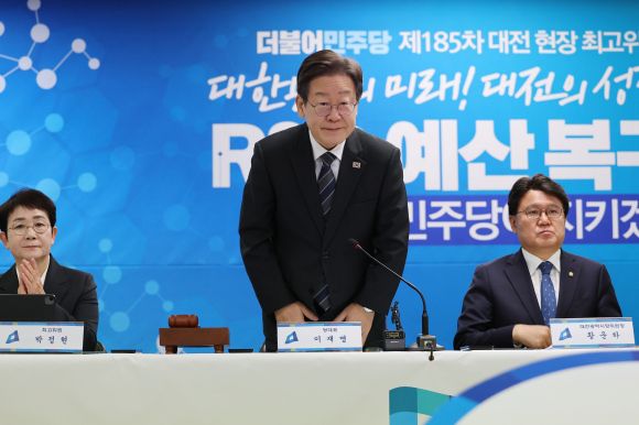 인사하는 이재명 대표 - 더불어민주당 이재명 대표가 15일 오전 대전시 중구 용두동 민주당 대전광역시당에서 열린 현장 최고위원회의에서 인사하고 있다. 연합뉴스