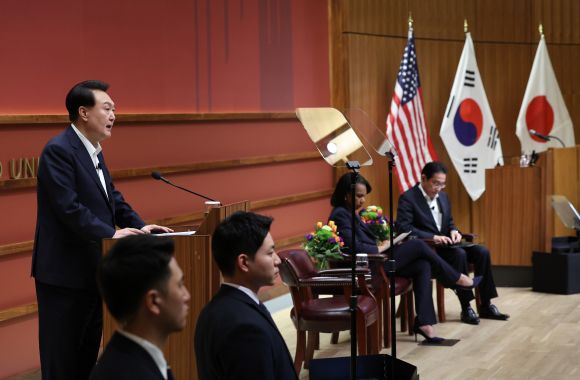 스탠퍼드대 한일 정상 좌담회 발언하는 윤석열 대통령 - 아시아태평양경제협력체(APEC) 정상회의 참석차 미국을 방문 중인 윤석열 대통령이 17일(현지시간) 미국 캘리포니아주 스탠퍼드대 후버연구소에서 열린 한일 정상 좌담회에서 모두발언을 하고 있다. 2023.11.18 연합뉴스