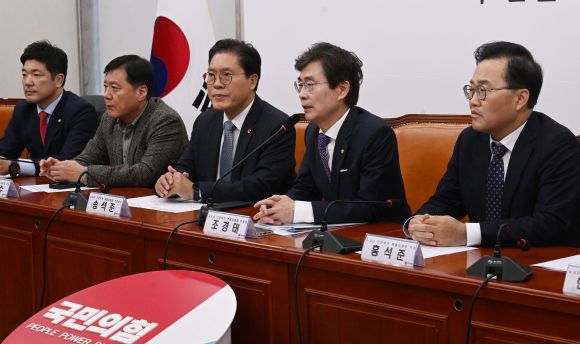 20일 국회에서 열린 국민의힘 뉴시티 프로젝트 특별위원회 회의에서 조경태 위원장이 발언하고 있다.  안주영 전문기자