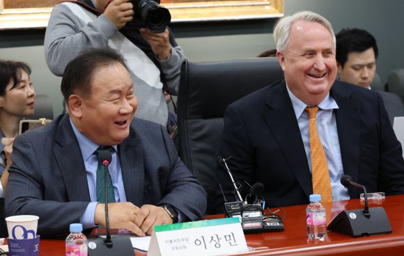 함꼐 웃는 인요한ㆍ이상민 - 국민의힘 인요한 혁신위원장과 더불어민주당 이상민 의원이 21일 오후 대전 한국과학기술원(KAIST)에서 만나 인사하고 있다. 이 의원은 이날 국민의힘 혁신위 강연자로 나섰다. 연합뉴스