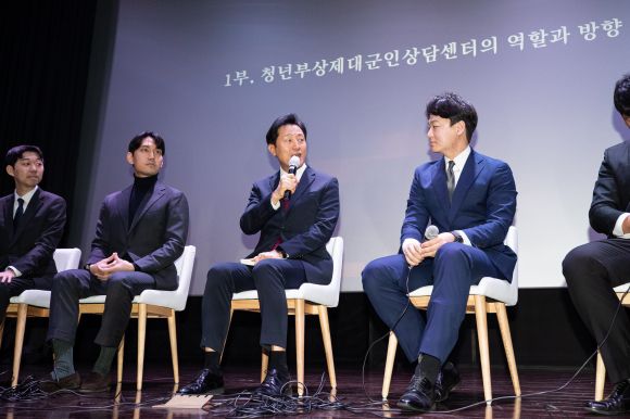 오세훈(왼쪽 세 번째) 서울시장이 24일 서울 용산구 전쟁기념관 이병형홀에서 열린 ‘제2회 청년부상제대군인상담센터 심포지엄’에서 청년 부상 제대 군인들과 간담회를 갖고 있다. 뉴스1