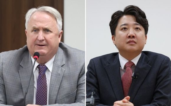국민의힘 인요한(왼쪽) 혁신위원장이 17일 서울 여의도 당사에서 열린 혁신위원회 8차 회의에서 발언하고 있다. 오른쪽은 26일 대구 북구 엑스코에서 ‘더 나은 미래를 향한 우리의 고민’ 토크 콘서트에 앞서 기자 간담회 중인 이준석 전 국민의힘 대표. 연합뉴스 자료사진