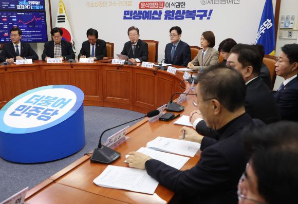 더불어민주당 최고위원회의 - 더불어민주당 이재명 대표가 27일 국회에서 열린 최고위원회의에서 발언을 하고 있다. 2023.11.27 연합뉴스