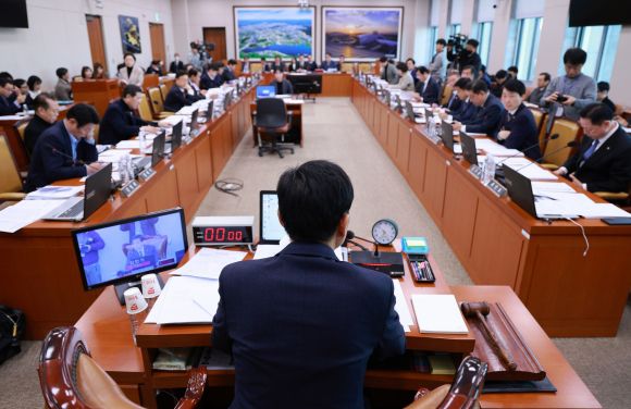 국토교통위원회 전체회의 - 김민기 국토교통위원회 위원장이 30일 오전 서울 여의도 국회에서 열린 국토교통위원회 전체회의에서 발언하고 있다. 2023.11.30. 뉴시스