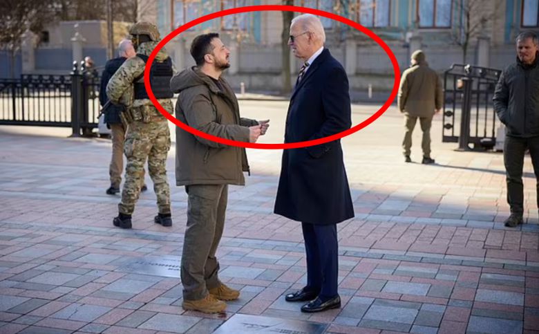 2023년 2월 20일(현지시간) 현재 전쟁중인 우크라이나 수도 키이우를 깜짝 방문한 바이든 미국 대통령, 그와 이야기를 나누는 젤렌스키 우크라이나 대통령 AP연합뉴스