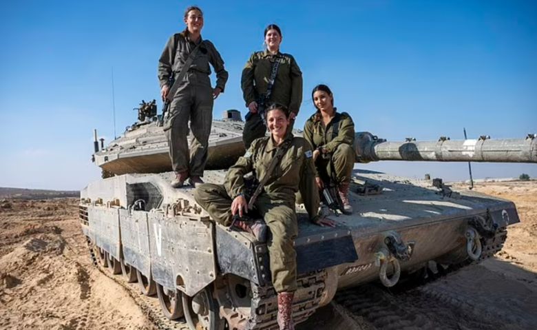 타마라(20, 아랫줄 중앙)는 이스라엘 전선에서 활약하는 여군 부대인 카라칼(caracal) 대대 소속으로서 하마스 제거에 앞장서고 있다. 타마라 대위와 동료들.