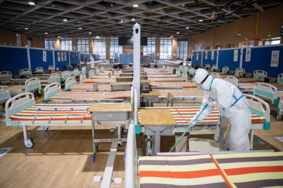 코로나19가 처음 발생한 중국 우한지역의 한 임시병원을 방역정책이 끝난 뒤 청소하고 있다. 바이두 캡처