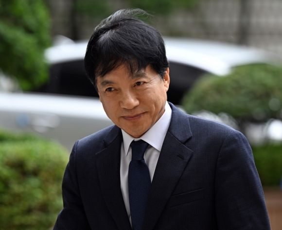 김학의 전 법무부 차관의 불법 출국금지’ 의혹 수사를 방해한 혐의로 기소돼 1심에서 무죄를 선고 받은 이성윤 전 서울중앙지검장(법무연수원 연구위원)이 지난 7월 18일 서울 서초구 서울고등법원에서 열린 항소심 첫 재판에 출석하고 있다. 뉴스1