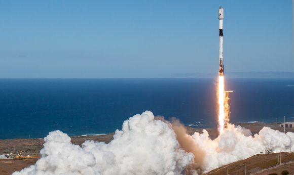 우리 군의 정찰위성 1호기를 탑재한 미국 우주기업 스페이스Ⅹ의 발사체 ‘팰컨9’은 한국시간 2일 오전 3시 19분(현지시간 1일 오전 10시 19분) 캘리포니아 소재 밴덴버그 기지에서 발사됐다. 2023.12.1 스페이스 X