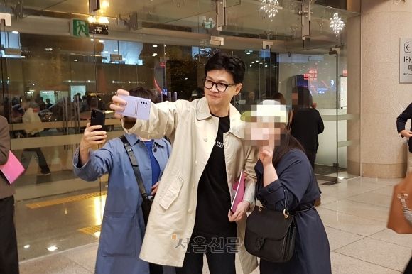 한동훈 법무부 장관이 지난 9월 7일 서울 서초구 예술의전당에서 열린 런던 필하모닉 오케스트라 공연이 끝난 후 시민들과 사진을 찍고 있다. 서울신문 DB