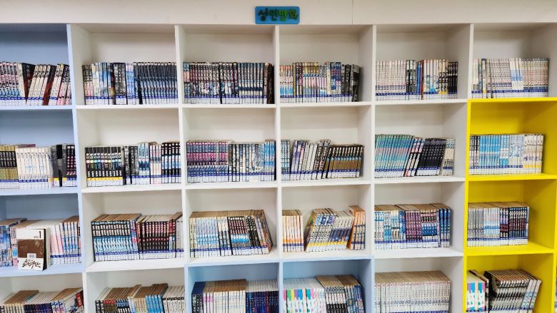 매화마을 만화도서관에는 이현세 작가뿐만 아니라 대한민국 유명작가들의 시그니처 작품들을 만날 수 있다. 이제는 구매도, 대여도 어려운 작품들이 깨끗하게 관리되어 있으며, 이 마을을 찾는 사람들은 누구나 이용할 수 있다.