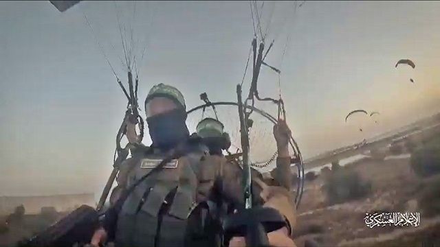 현지시간으로 지난 10월 7일, 팔레스타인 무장정파 하마스의 낙하산 부대가 이스라엘 국경철책을 넘고 있다. 하마스 제공