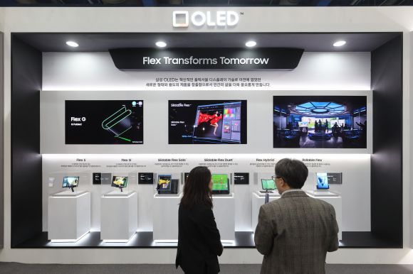 6일 서울 강남구 코엑스에서 열린 2023 대한민국 산업기술 R&D 대전에서 방문객들이 전시물을 살펴보고 있다. 2023.12.6 연합뉴스