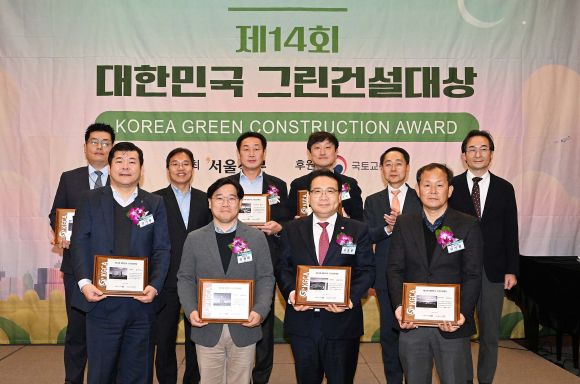 6일 한국프레스센터에서 열린 제14회 대한민국 그린건설대상 시상식에서 곽태헌 서울신문사 사장(윗줄 왼쪽 다섯번째)을 비롯한 내빈들과 수상자들이 기념촬영을 하고 있다.   윗줄 왼쪽부터 정상령 DL이앤씨 상무, 강주엽 국토교통부 대변인, 유일석 GS건설 상무, 허연회 금호건설 상무, 곽 사장, 심사위원장인 송두삼 성균관대학교 교수. 아랫줄 왼쪽부터 김기봉 대우건설 부장, 김광희 현대건설 팀장, 김효종 DK아시아 부사장,김기철 포스코이앤씨 소장. 2023.12.6 오장환 기자